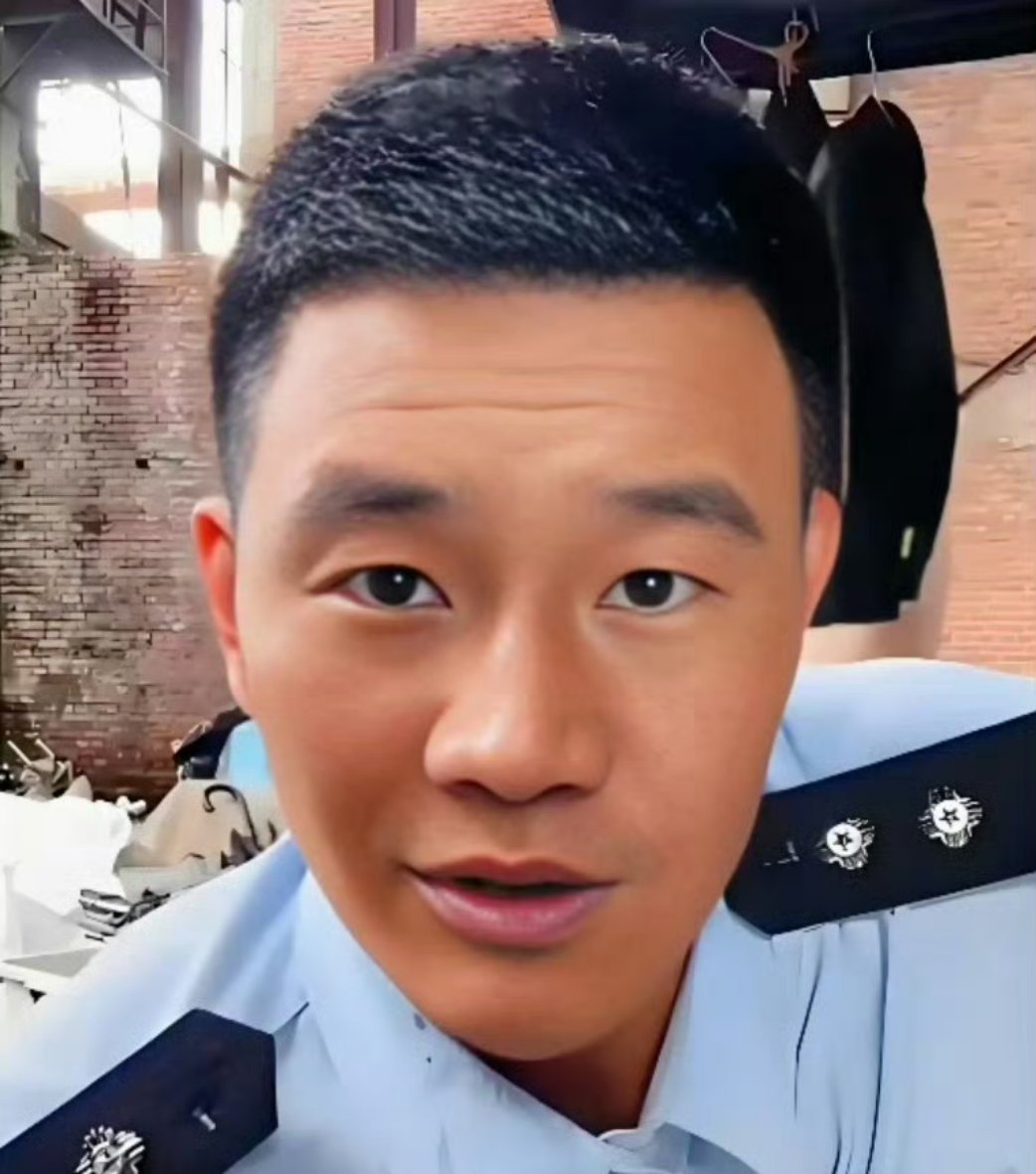 警方通报嘎子哥行拘7天 嘎子怎么一点法律意识都没有呢？穿警服直播带货，确实不合适