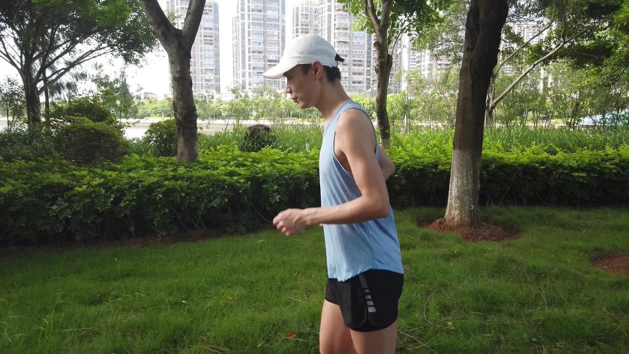 📊调查发现：跑步能够坚持下去的，8成都是晨跑爱好者。

🌹原因：
1️⃣曾国