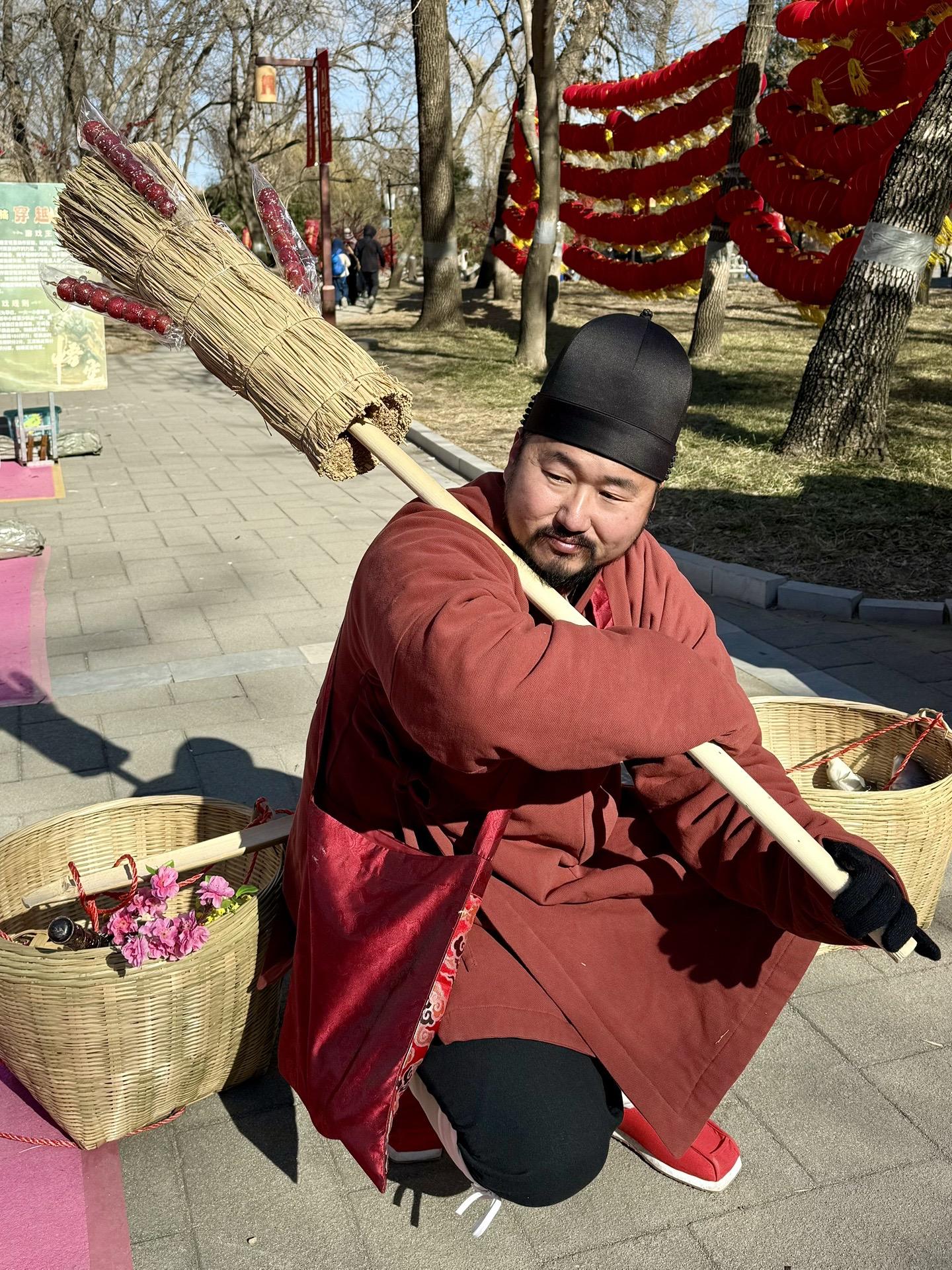 初五还给别人送财，初六就变这样了😱😨😰 初五在圆明园当财神，初六...