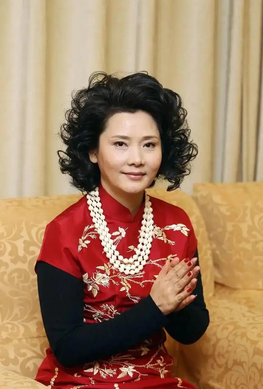 作为家喻户晓的老戏骨，何赛飞年轻时眉眼灵动、气质温婉，是圈内公认的美人，却因颜值