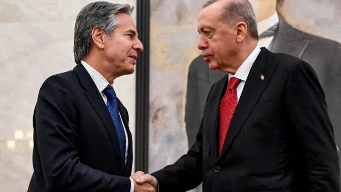 美国国务卿安东尼·布林肯抵达土耳其，与总统埃尔多安进行紧张的会谈，解决叙利亚北部