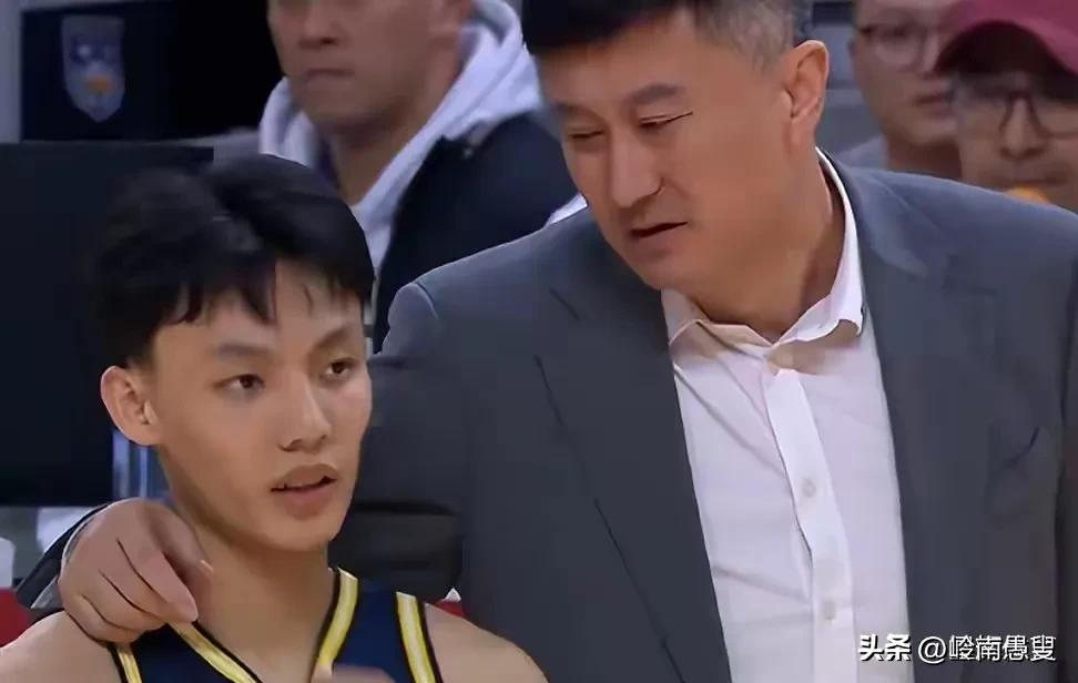 昨晚广东主场惨败上海40分，估计有一半球迷兴奋得睡不着。
因为CBA大概就两类球