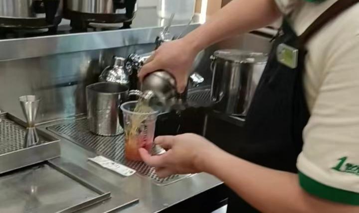 1点点致歉一点点门店被曝篡改食材效期标签，隔夜过期原料接着用，曝光后才急忙致歉，
