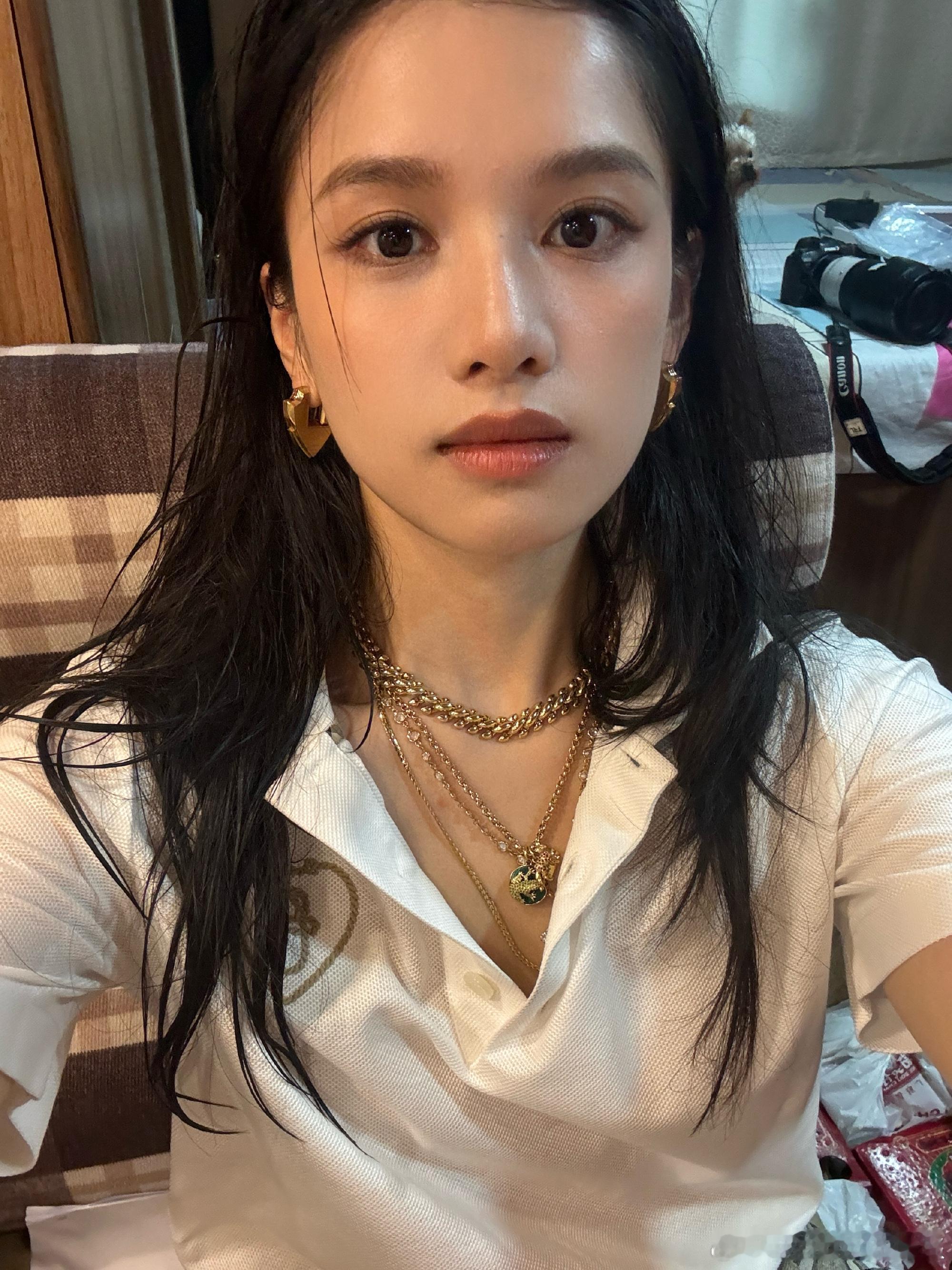 当网传张婧仪是《人间暖阳》主角的消息传来，关注她的人都轻轻记在了心里。这种期待没