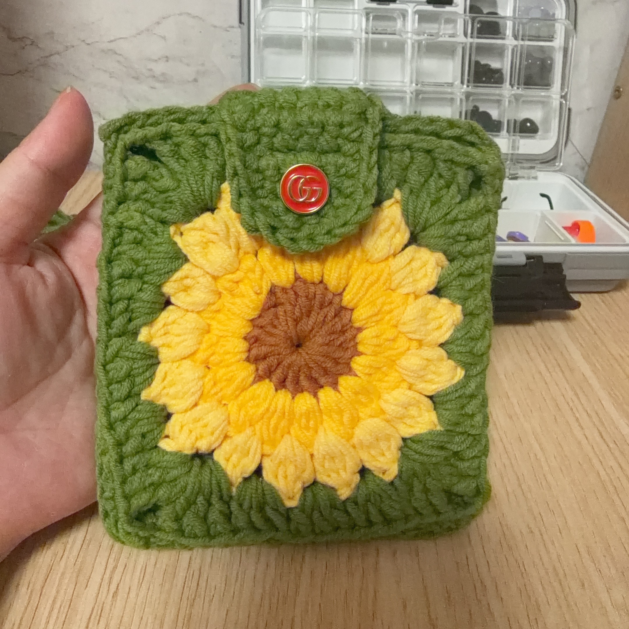 这两天的新作，向日葵耳机包和渐变色猫耳帽。她们说可以改成一个大点的装手机，晚上来