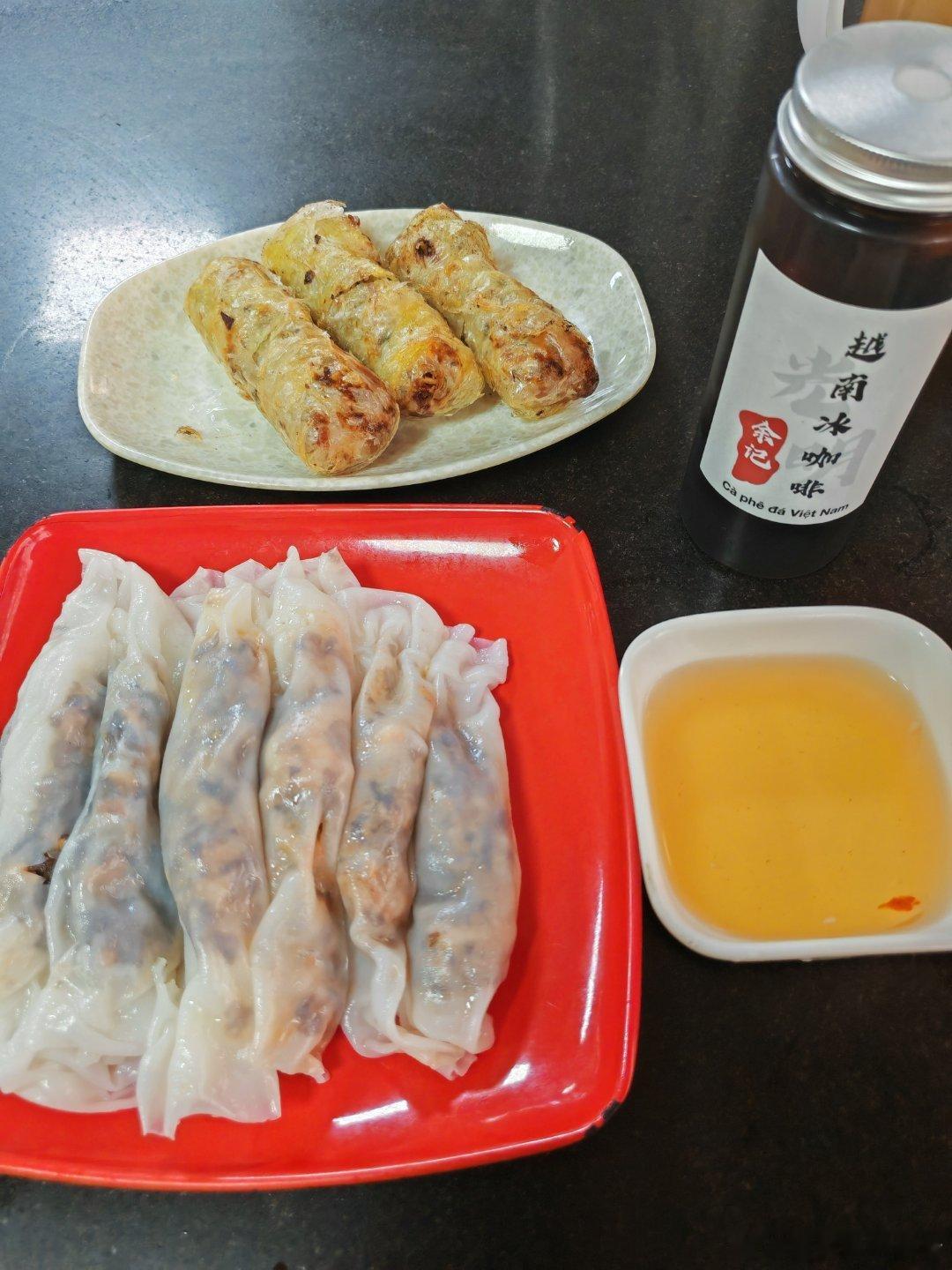 打卡光明余记，三个炸春卷15，双拼肠粉13，越南冰咖啡15，一共43元。这个咖啡