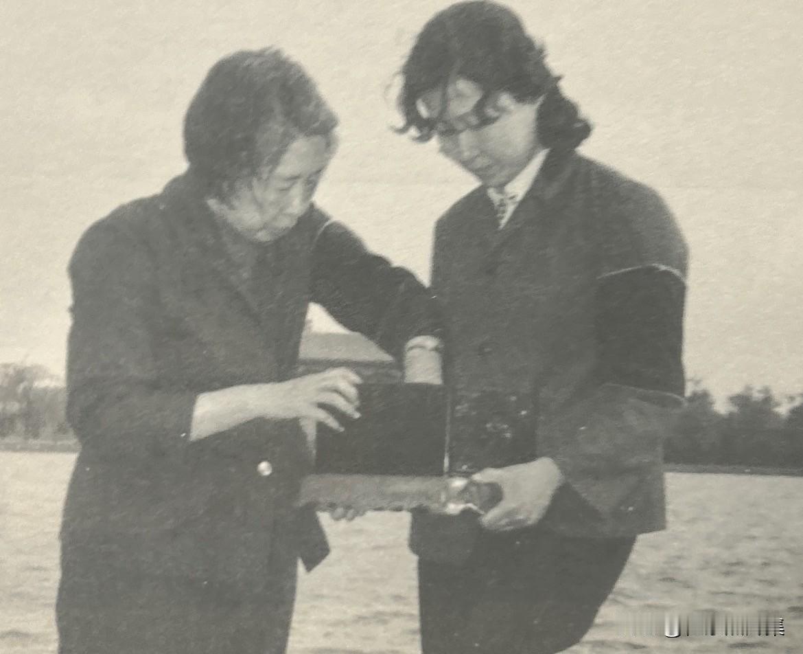 1980年5月17日，王光美和女儿刘平平在中南海岸边整理刘少奇的骨灰。刘少奇同志