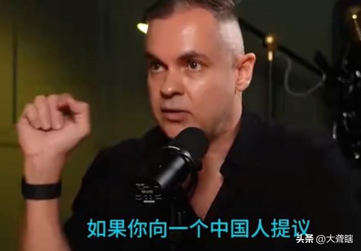 【西方博主称每个中国人的梦想是成为富豪】
一位在中国定居20年的西班牙博主在参加