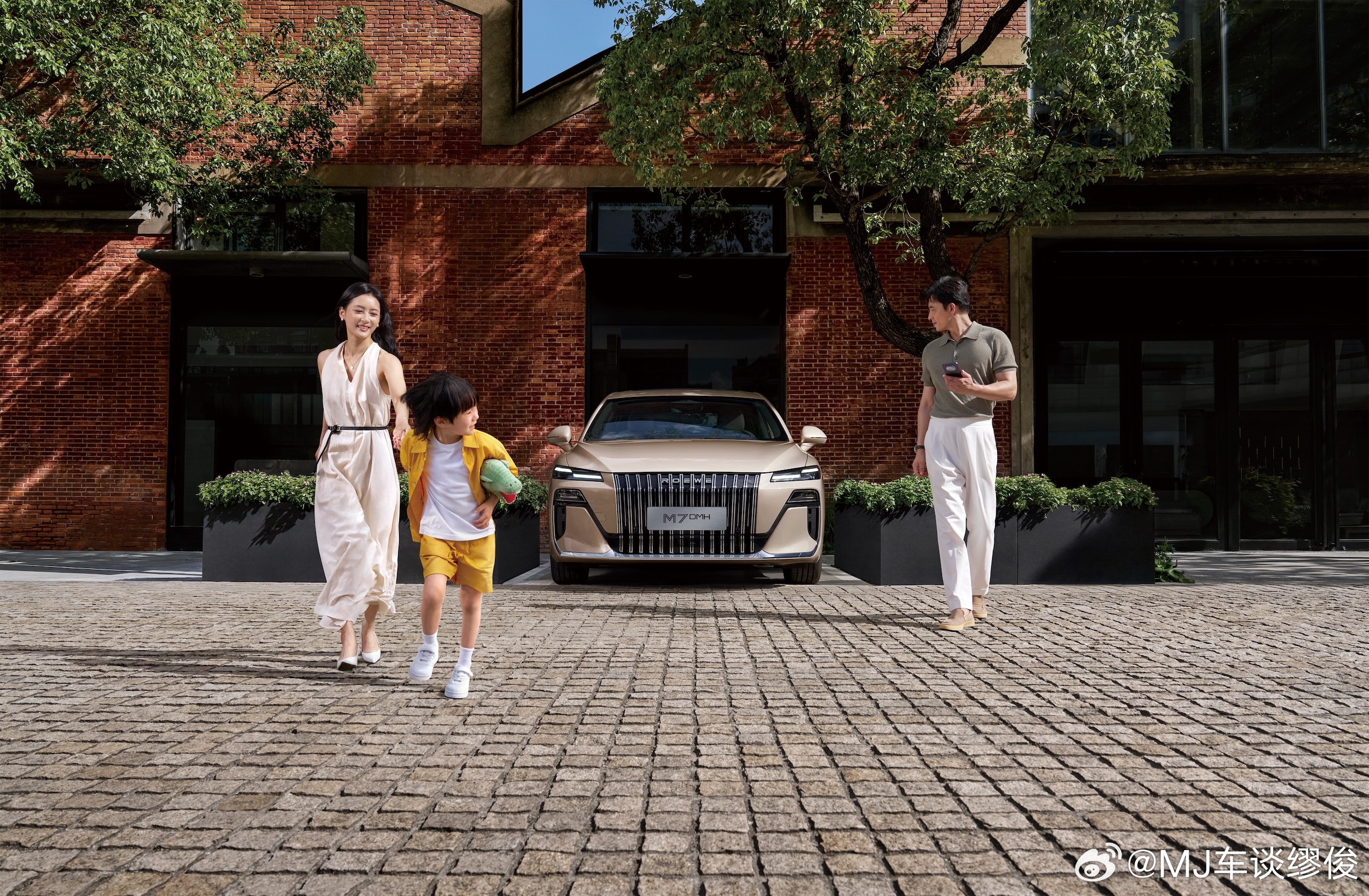 你敢信，这么大的车卖这么便宜！近 5 米车长 + 2820mm 轴距，荣威 M7