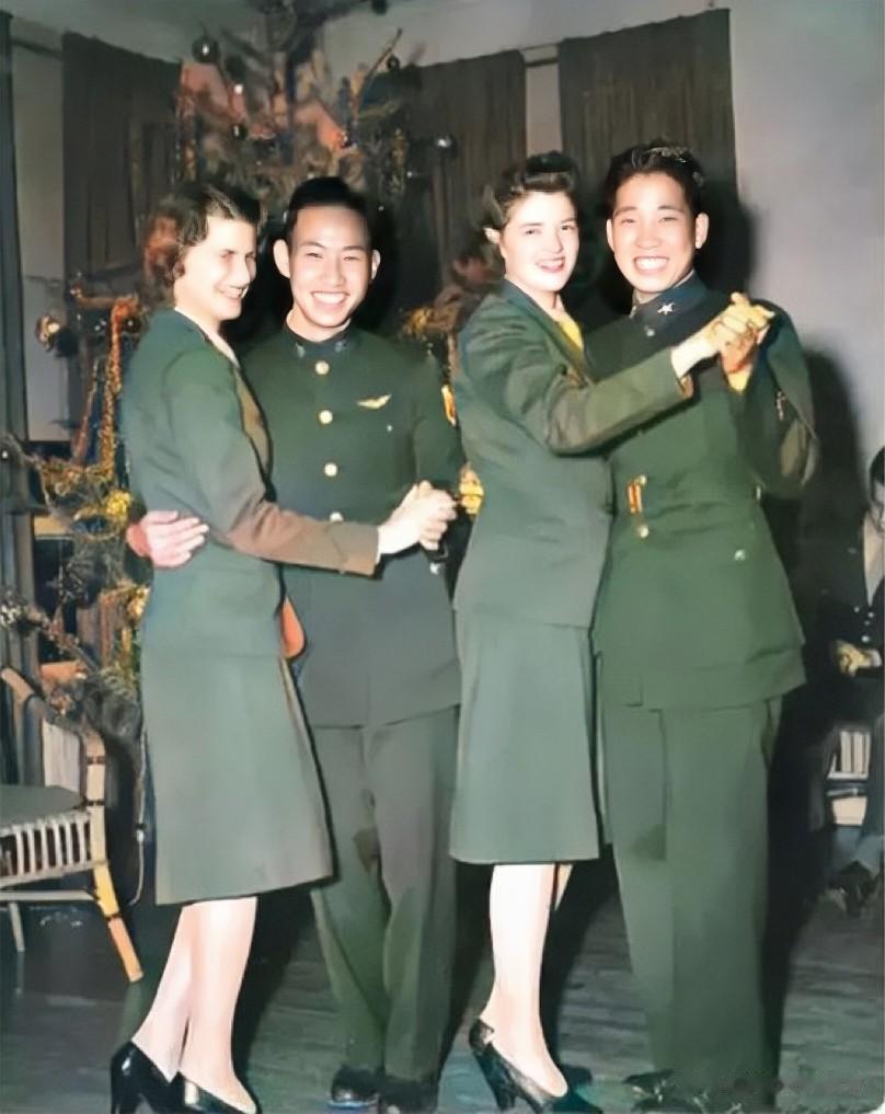 1945年圣诞节，国军男兵和美国女兵联谊时的照片，镜头中二男二女正在跳交谊舞，后