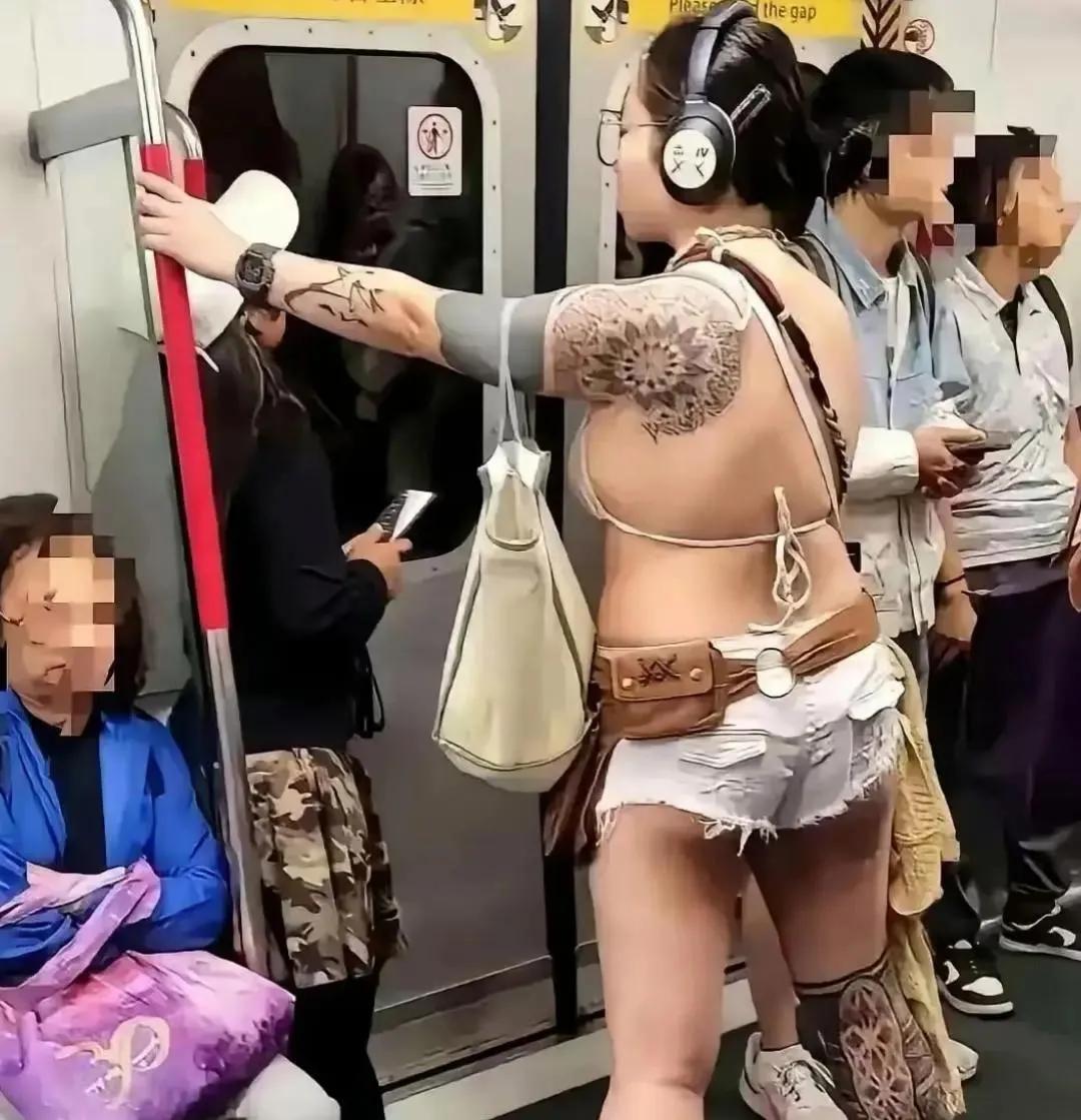 大姐 你是从非洲哪个部落过来的
今天坐个地铁，我靠、差点毁了木匠的三观，大姐你不