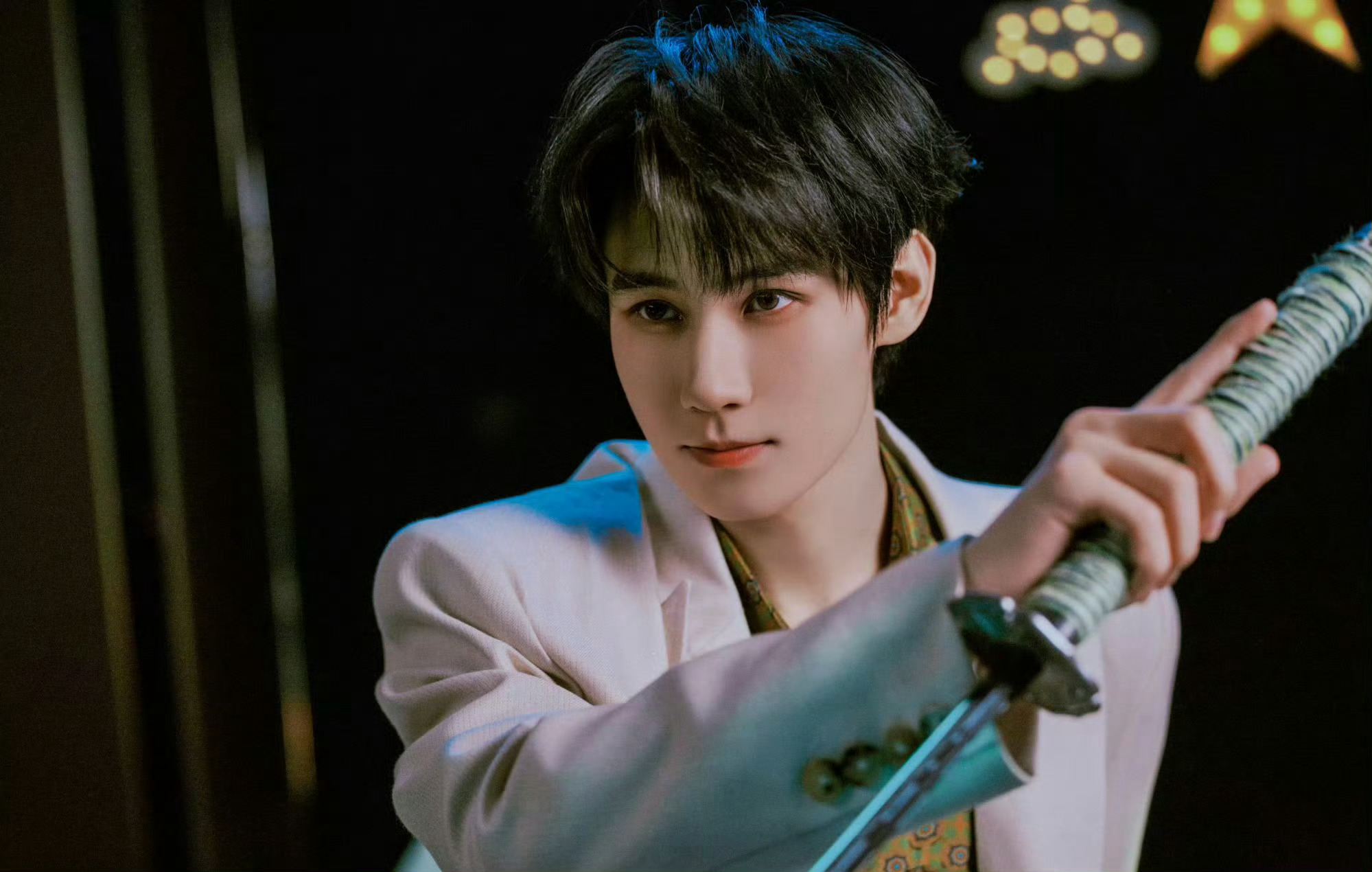 张真源 × 今日营业造型大片 📸 身穿 MAJOR CRUSH男装。简约利落，