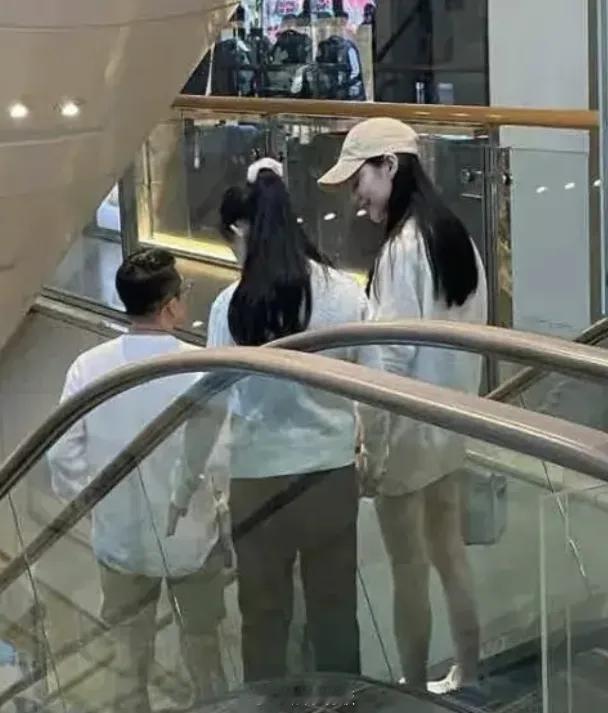 汪小菲的两个孩子，处境…真糟心呀。

跟着亲妈，有个陌生的光头非要拎包入住她们亲