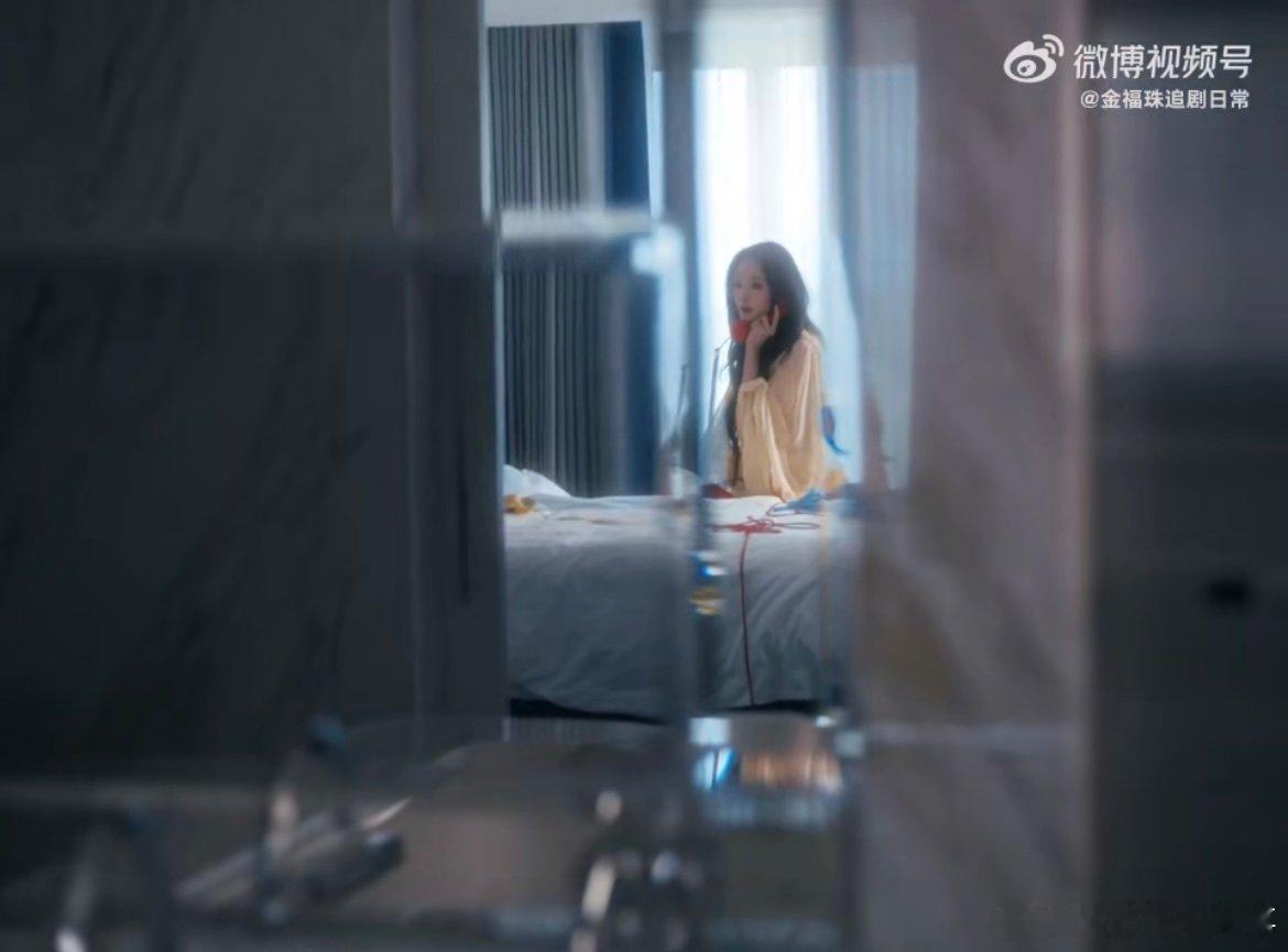 杨幂秦海璐二搭 杨幂和秦海璐在VOGUEfilm 2025活动短片里的张力，直接