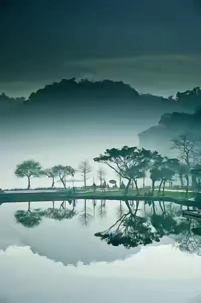 别拿身份压人，人与人最体面的相处，是互不依附，
 
最近很火热的一句话：
“你混
