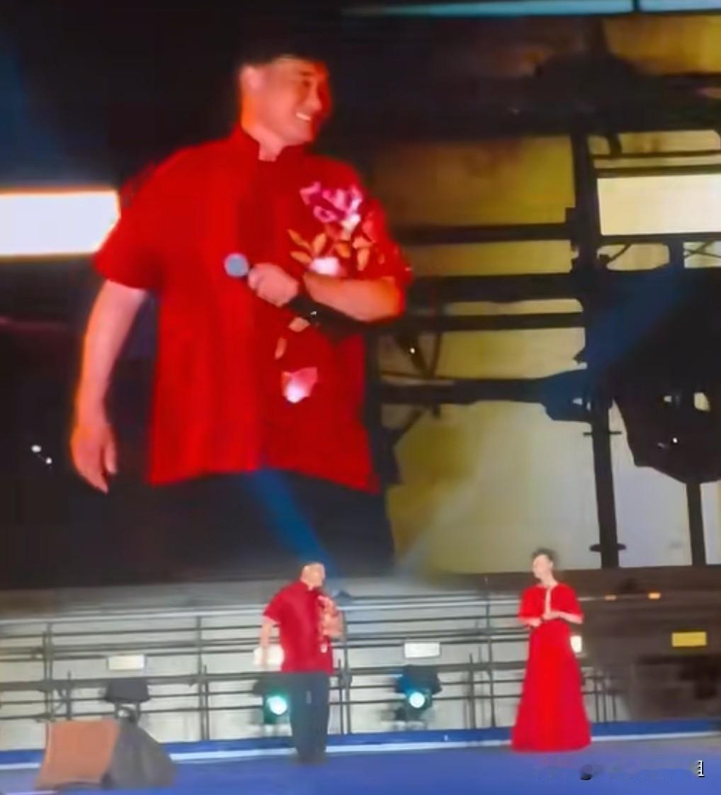 时隔15年！大衣哥朱之文携手于文华老师滨州再唱《沂蒙山小调》。
7月27日，滨州
