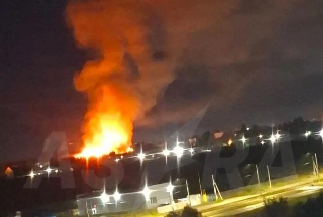 图文：当地居民发布的照片和视频显示驻扎俄战略轰炸机的恩格斯2号机场起火

根据当