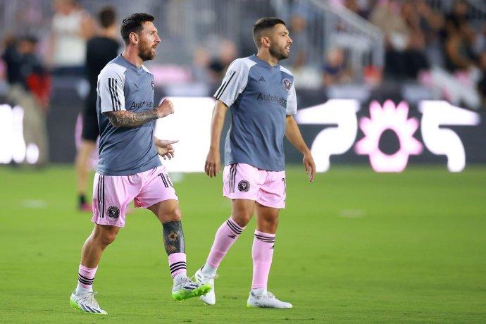 雨战的梅西会不开心？场边的臭宝更嗨皮！[捂脸]简直是“人见人爱，车见车爆胎”，梅