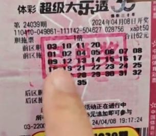 最近这种4胆全中头奖票明显多了起来：格式统一为前区4胆搭配31拖，后区两码单挑，