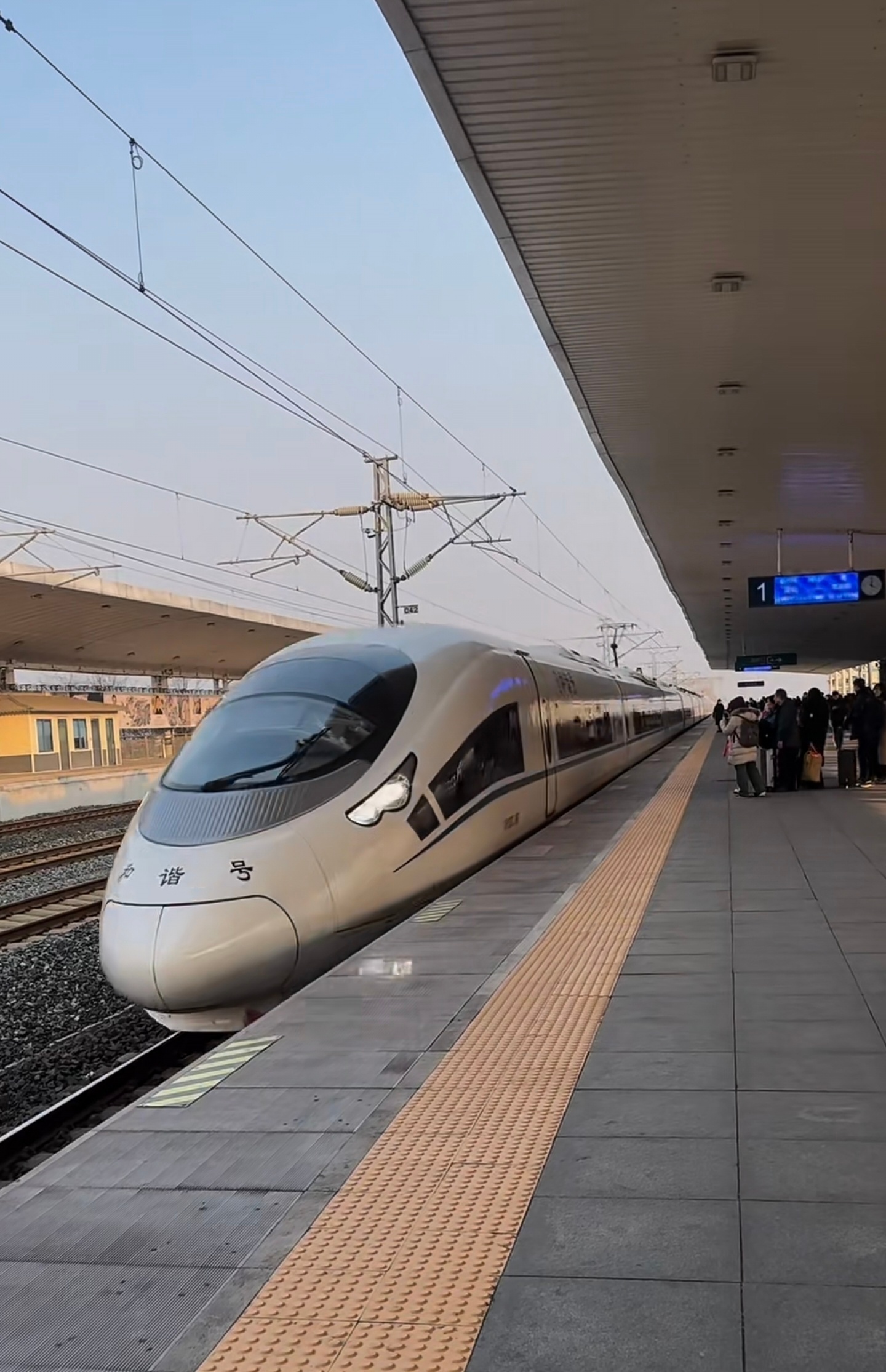 坐高铁可以不用自己扛行李了高铁真是方便快捷，稍远一些的地方高铁都是最合适的交通方