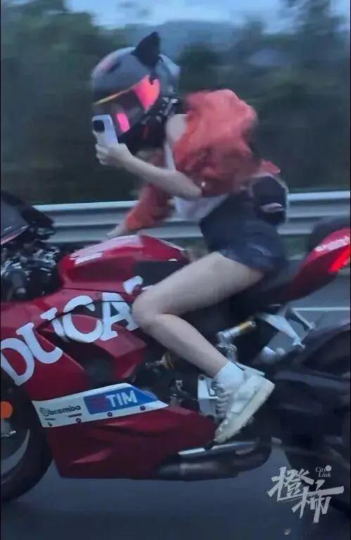 红衣女子骑摩托在高速狂飙，时速超200公里还单手拍照；广东警方通报：曹某（女，2