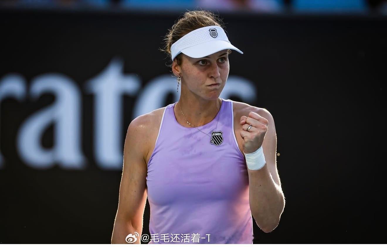 萨姆索诺娃今年9站比赛7站一轮游。总战绩4胜9负。目前即时排名还排在21位。 