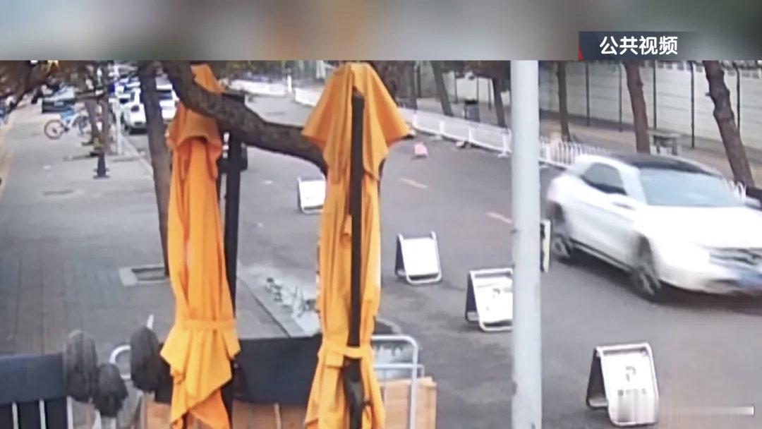 【爱车安全贴士 清晨北京街头，一轿车撞飞骑车人后直接逃逸！司机：我没开车、他是碰