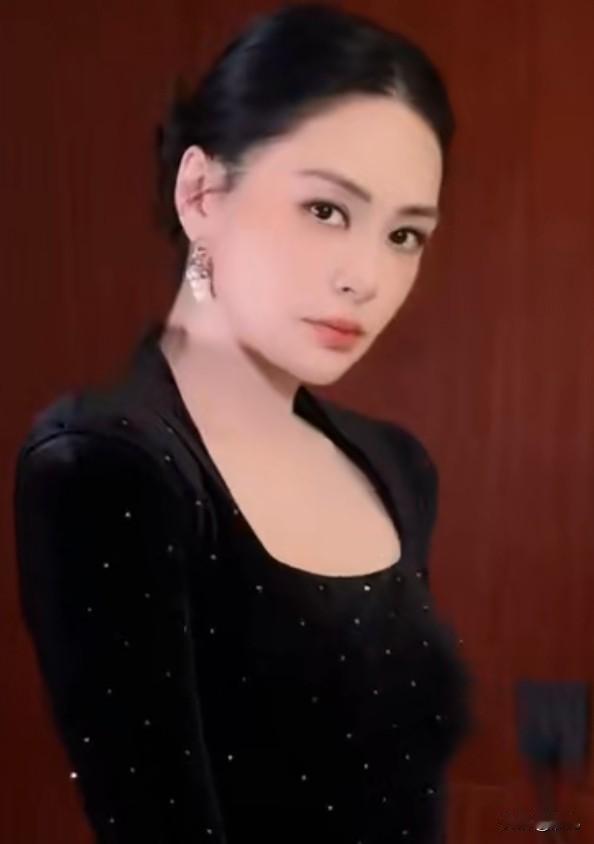 阿娇廋了


阿娇廋了10斤
瘦下来脸蛋变得立体精致了好美
明星真的好自律
李湘