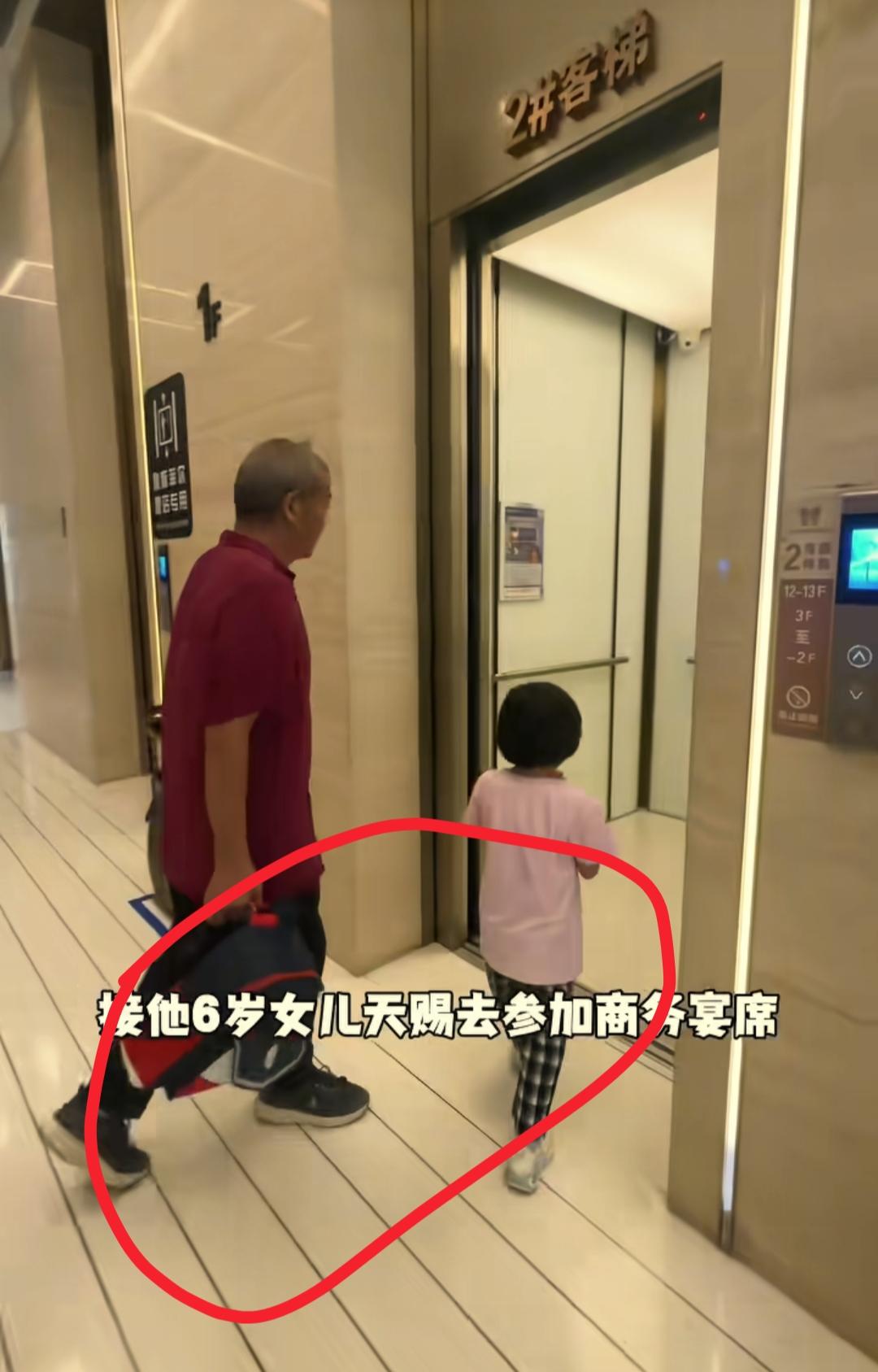 现在全网最让人感慨的男人就是老黄了吧！
不是因为家产纠纷，也不是生意失败
而是因