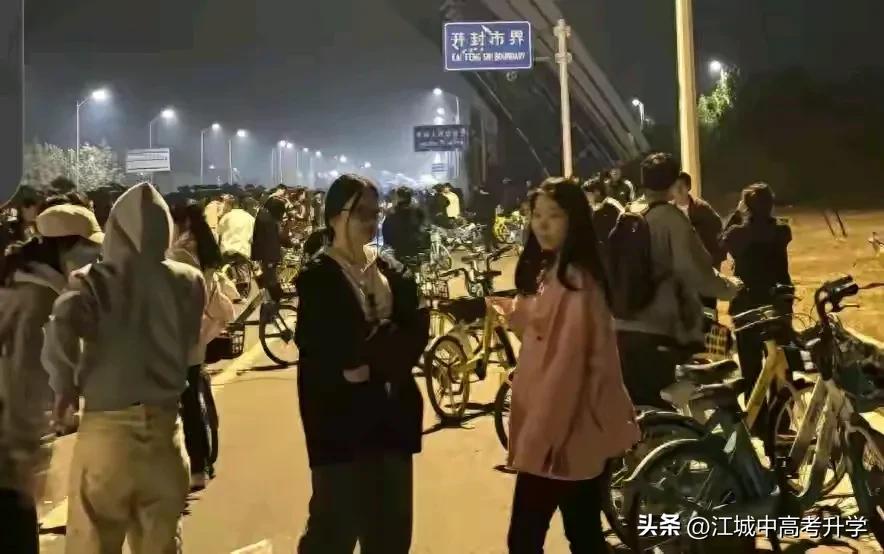 大学生成群结队半夜骑行从郑州到开封，
还全部骑的车是共享单车，
大半夜的直接把郑