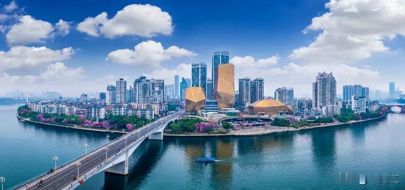 2025年12月18日 周四 阴
今天走在柳州街头，寒风有点刺骨，不过也吹醒了我