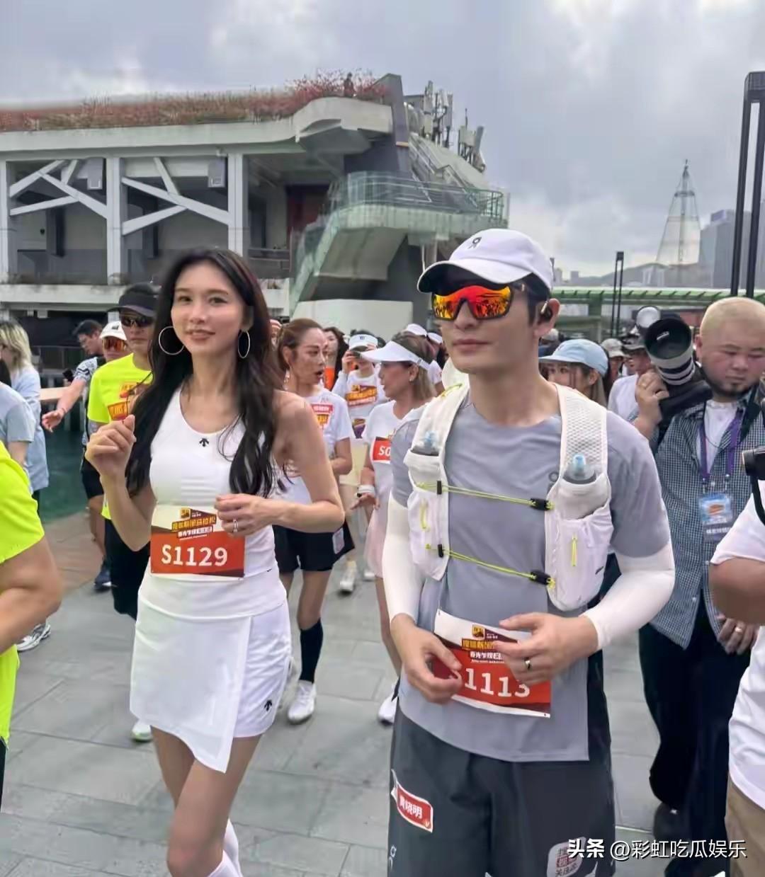 41岁林志玲和黄晓明同框，黄晓明一身肌肉一看就是经常健身，林志玲状态也很好，根本