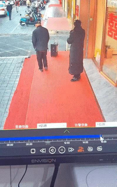 以前都是上去扶，现在都是赶紧跑… ​​​