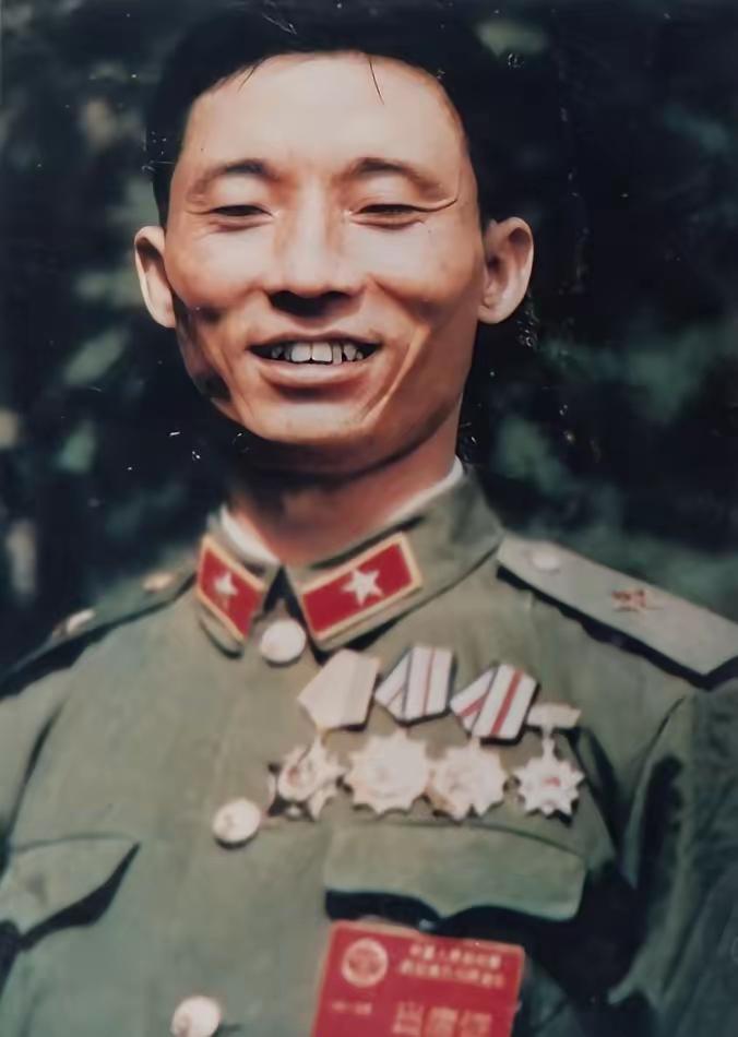 1978年底，26岁的副连长刘保健回家探亲，父母催婚催得急，他硬着头皮相亲，却在