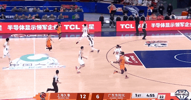 又是广东男篮！张镇麟首节10分，专打老对手从不手软

上海主场打广东，首节打完，
