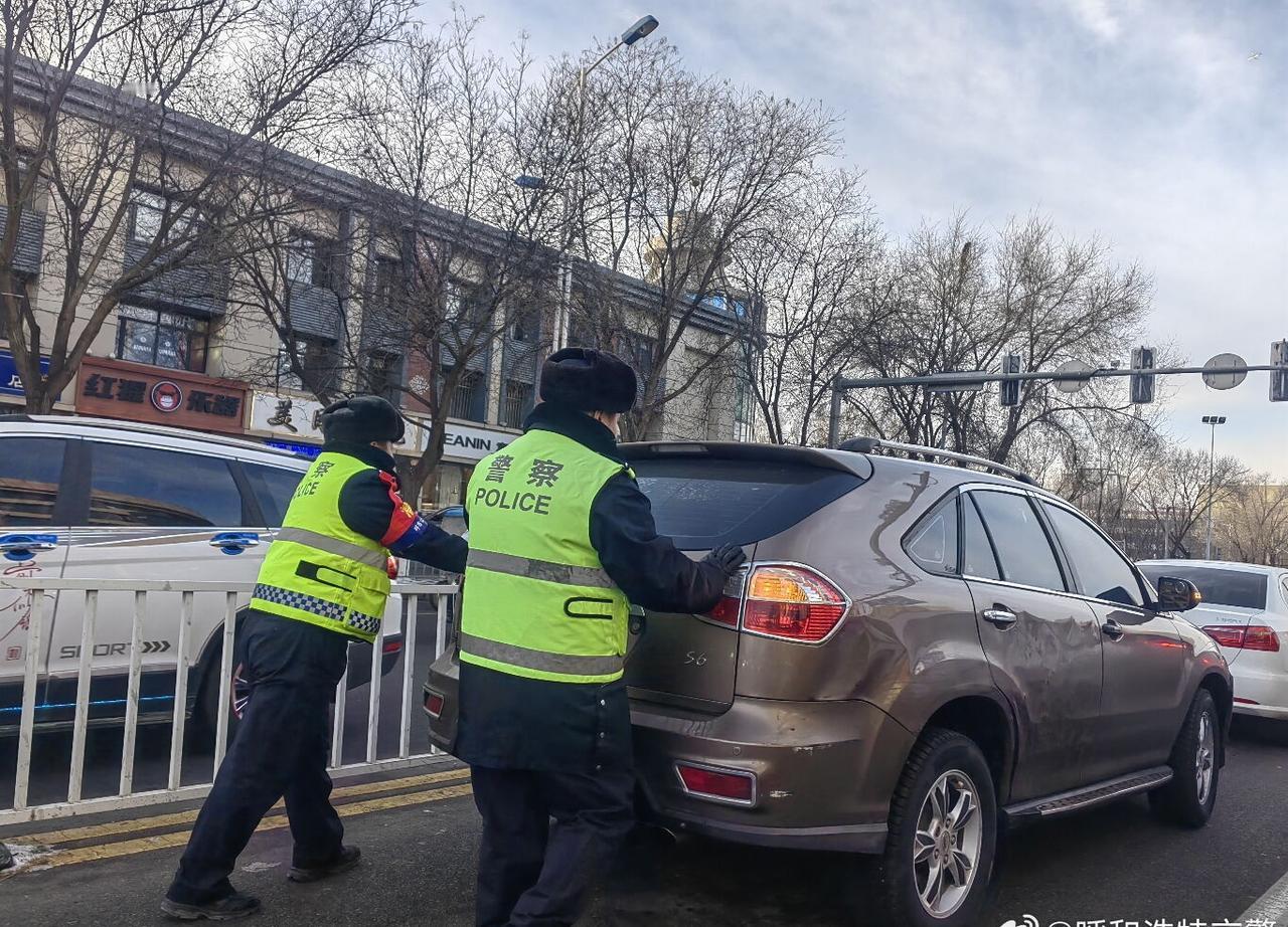 【暖心！青城交警苏和岗接连出手  帮推车换轮胎解群众燃眉之急】近日，呼和浩特市公