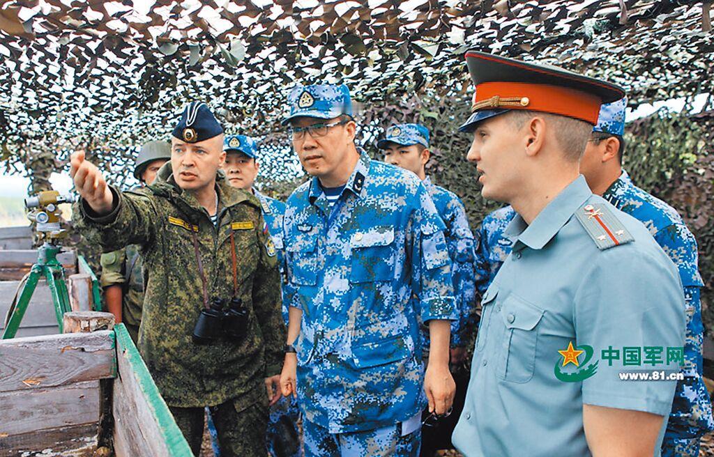 董军接任中国国防部长，是该职位首次由海军将领担任。印度学者坎塔评论认为，董军当国