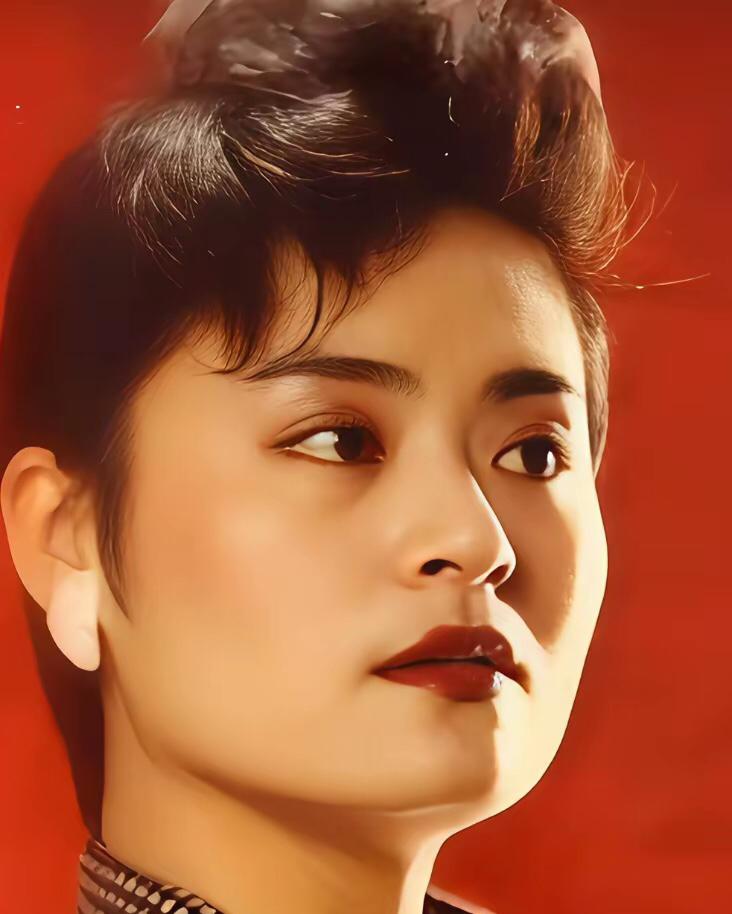 她是80年代华语歌坛当之无愧的王者，实力强劲，堪称时代标杆。当年在一场重量级歌唱