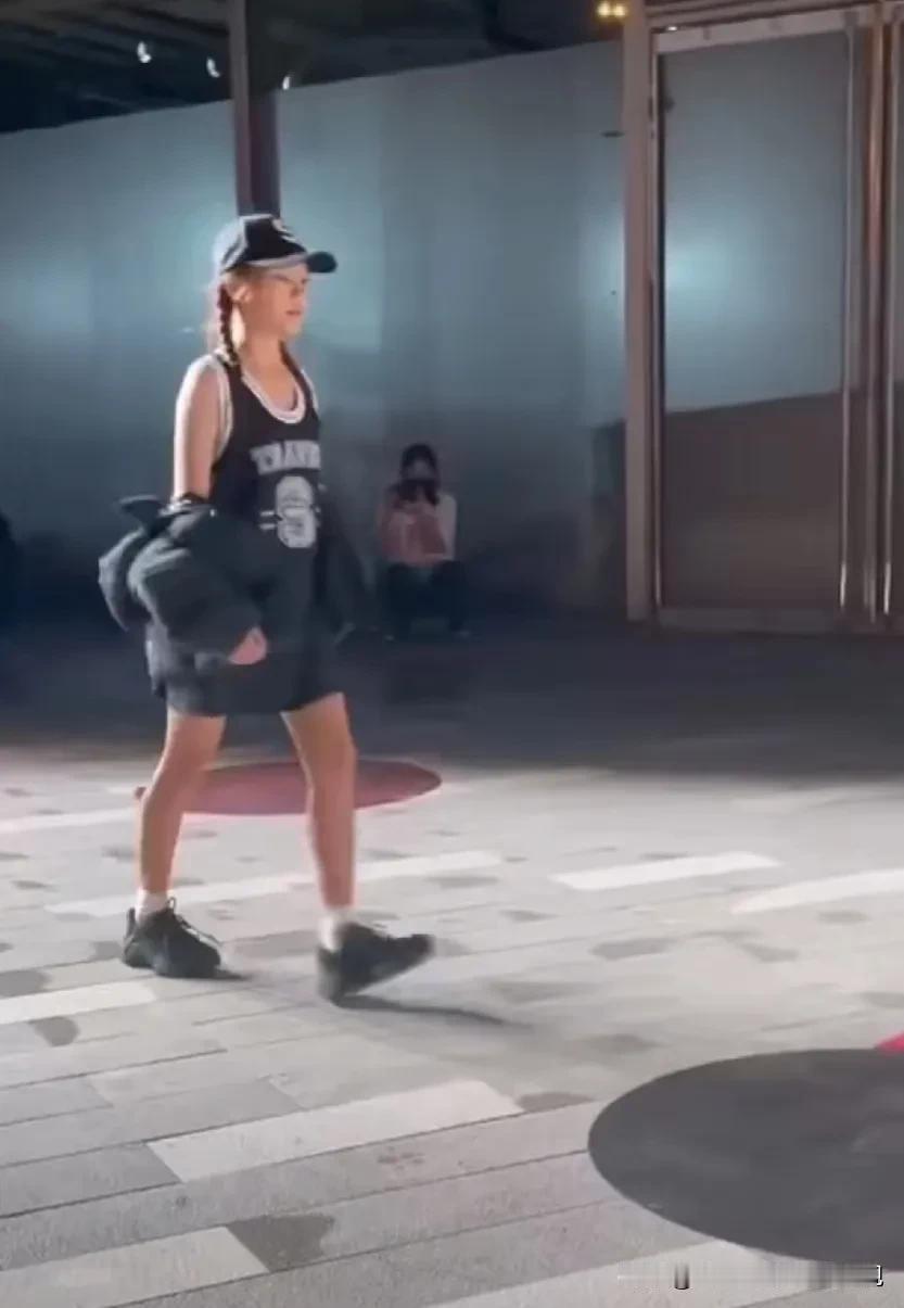 李小璐的女儿甜馨走秀被吐槽了，体态确实不是很专业，这不是甜馨第一次接触t台了，可