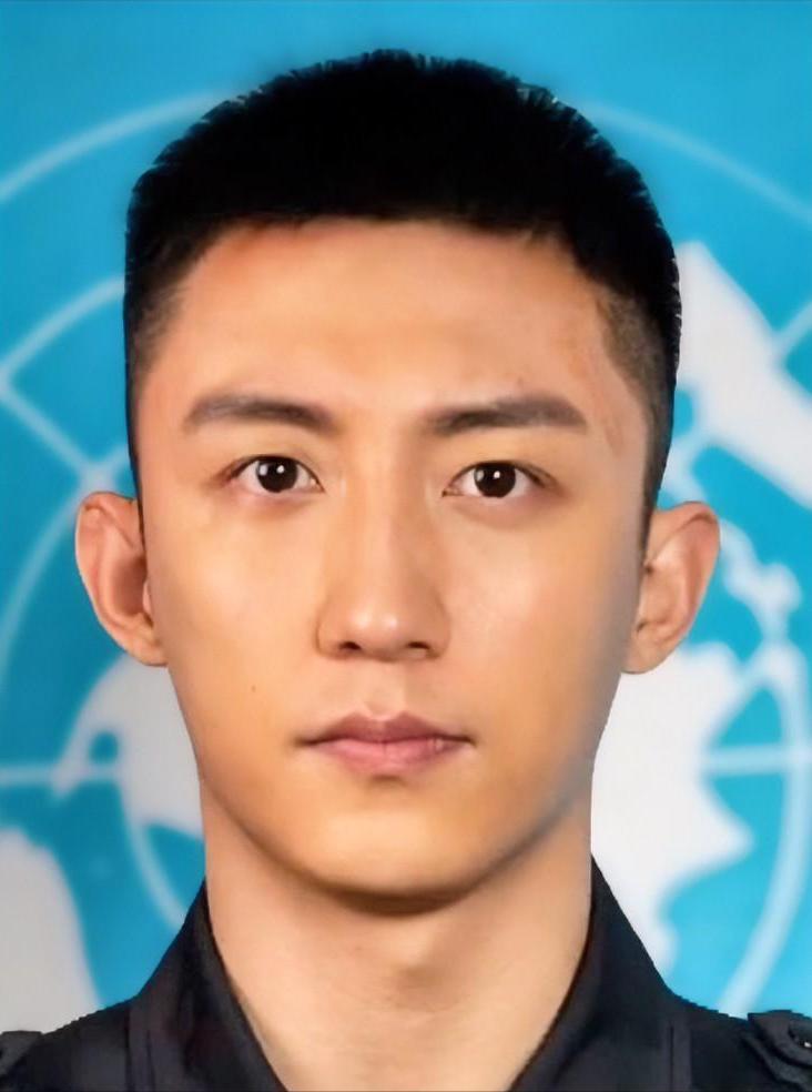 都说黄景瑜是军三代，可谁知道，这个上甘岭英雄的亲孙子，16岁离家，第一份工是在烤