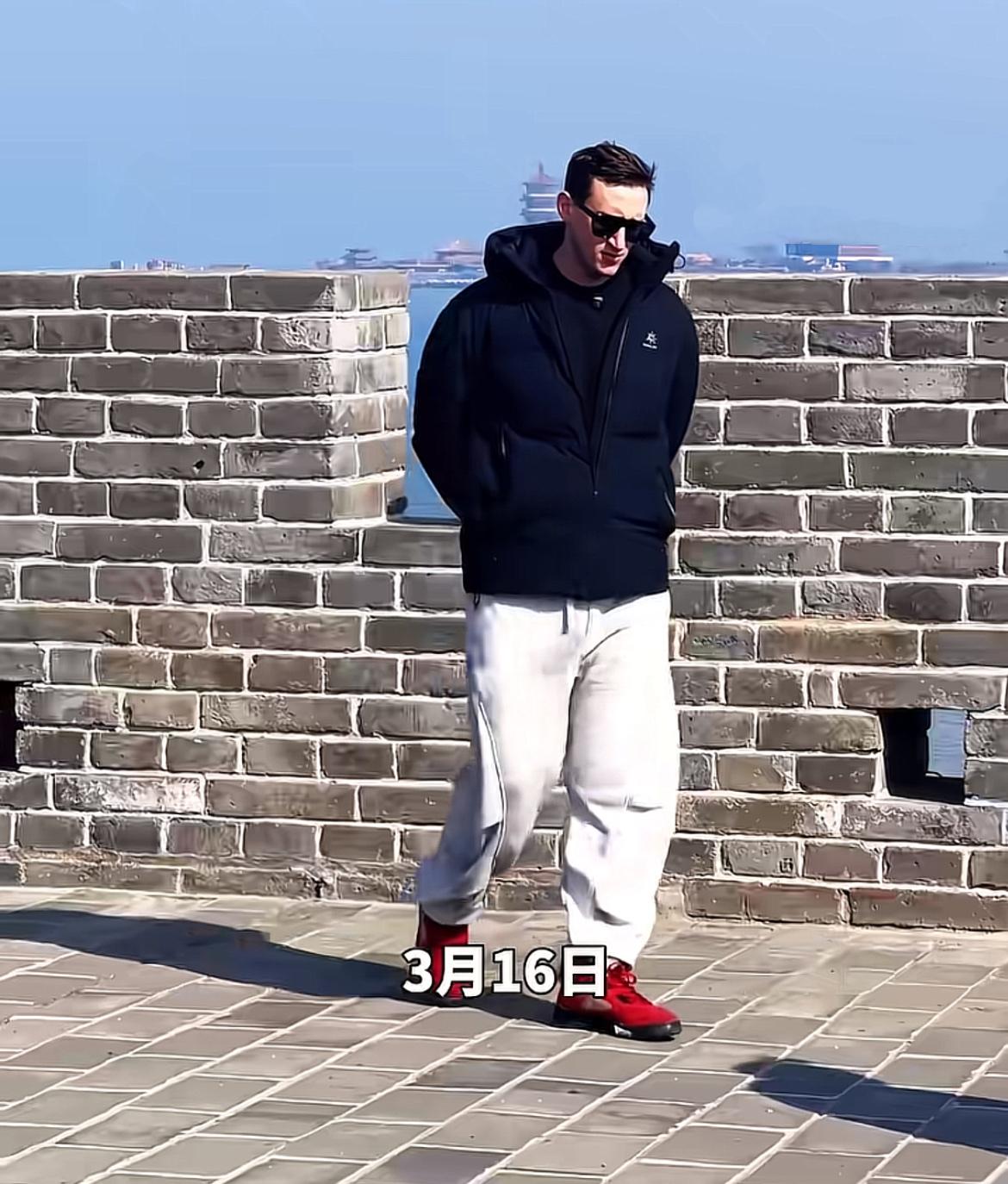 烟台蓬莱，游客在蓬莱阁景区偶遇埃文.凯尔，这位美国朋友，刚刚官宣定居天津，头一站