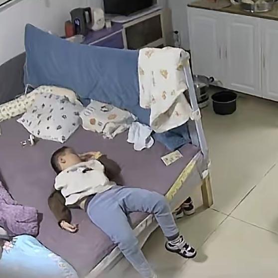 5岁瘫痪男孩竟自己站起来了！3月28日晚，妈妈像往常一样把孩子放床上后去端水，回