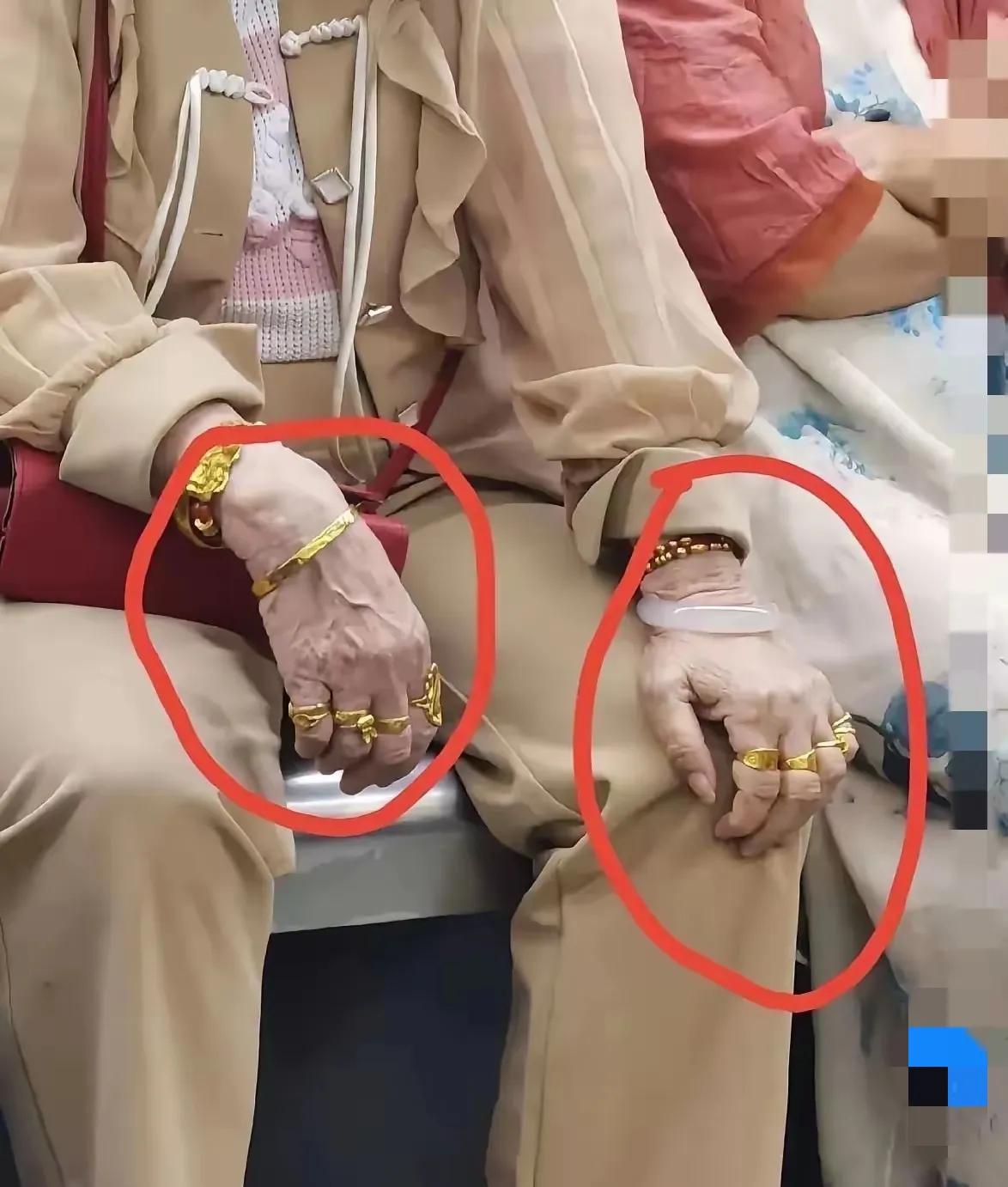 黄金这样戴，农村的老人想都不敢想……[捂脸]