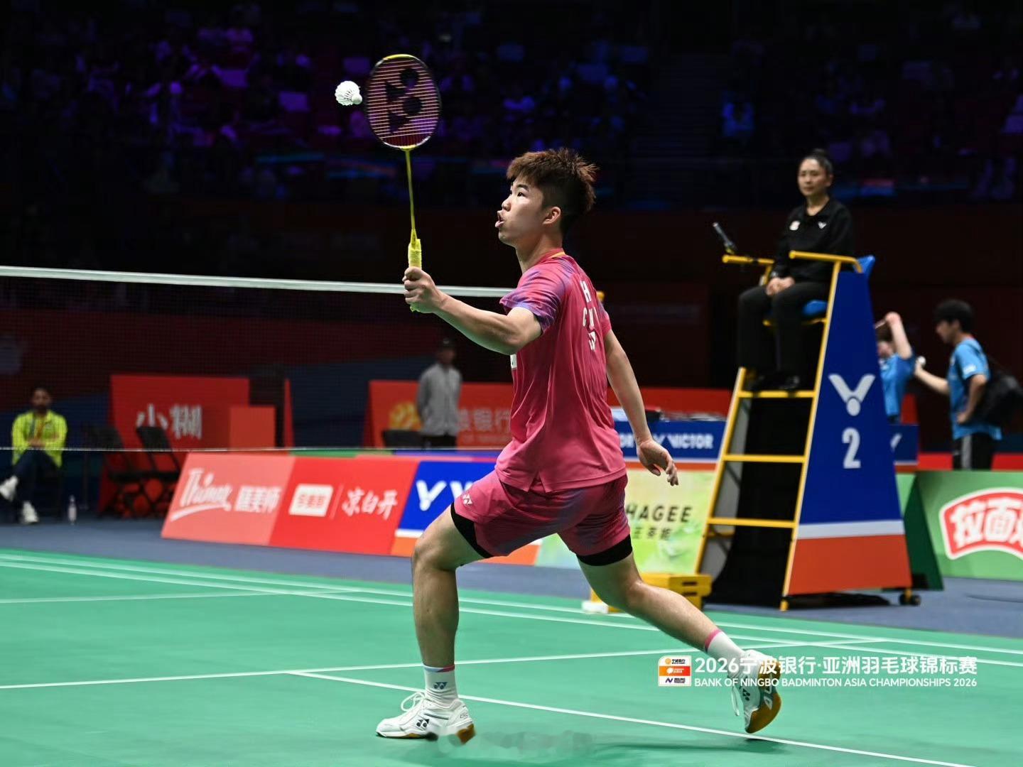 翁泓阳晋级亚锦赛8强2026亚洲羽毛球锦标赛男单次轮翁泓阳  21-12、21-