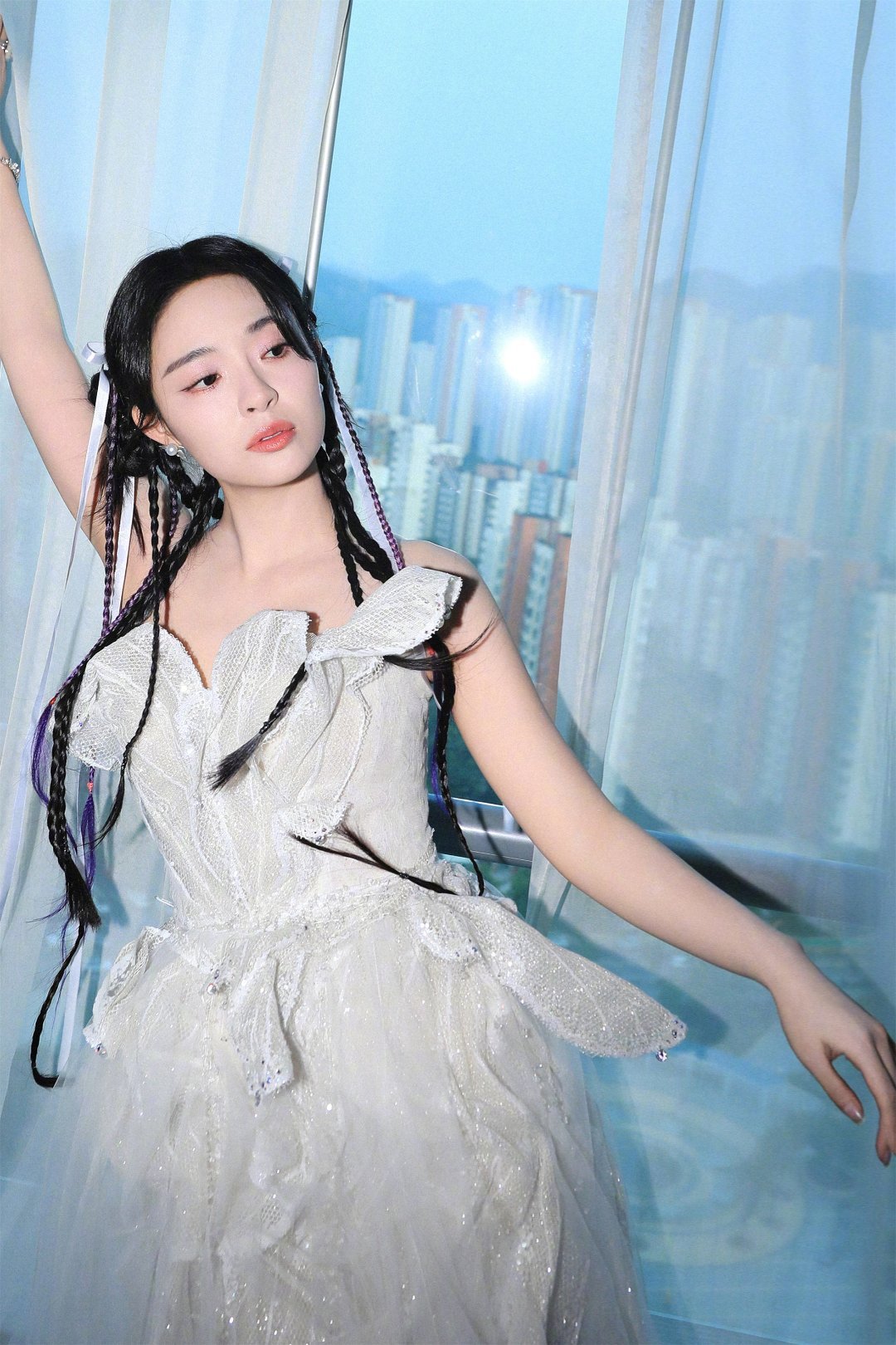 李莎旻子回应跨界唱歌质疑不惧跨界带来的非议，李莎旻子扎根原创音乐整整十年。慢慢打