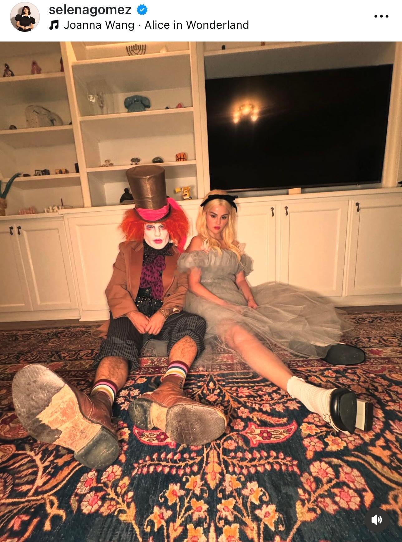 Selena Gomez和男友Benny Blanco的万圣节🎃look👇灵