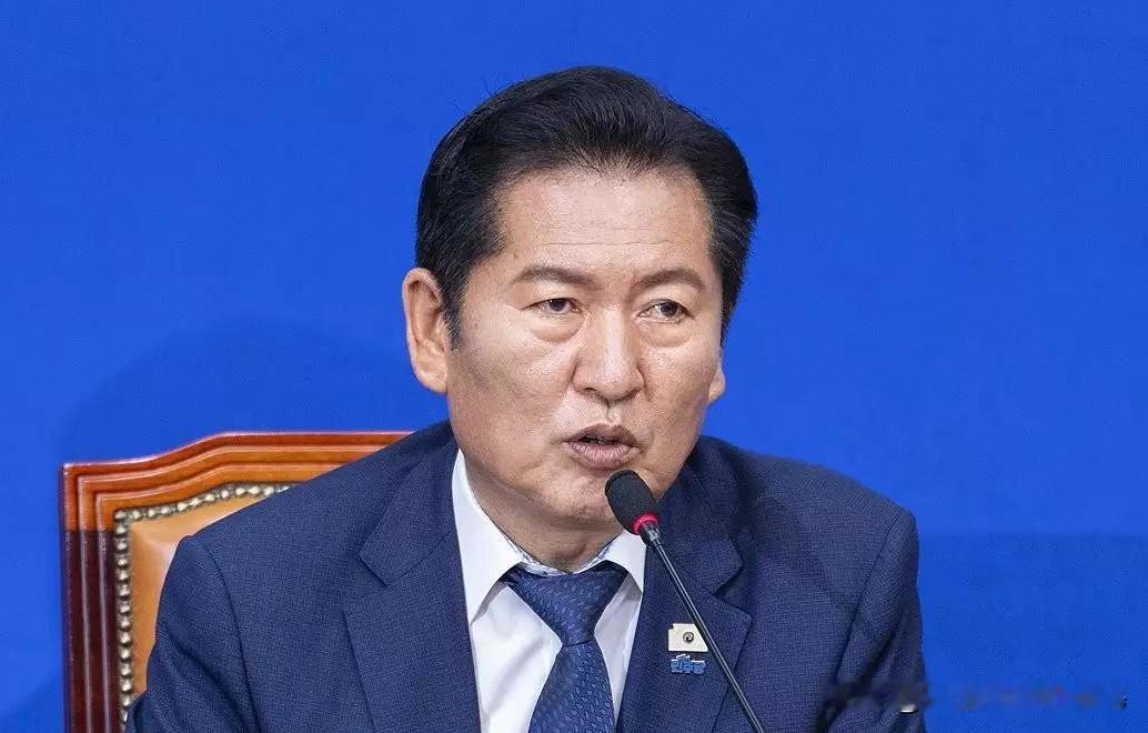 6月18日，韩国共同民主党党首郑清来迎接出访欧洲归来的总统李在明，随后在国会议员