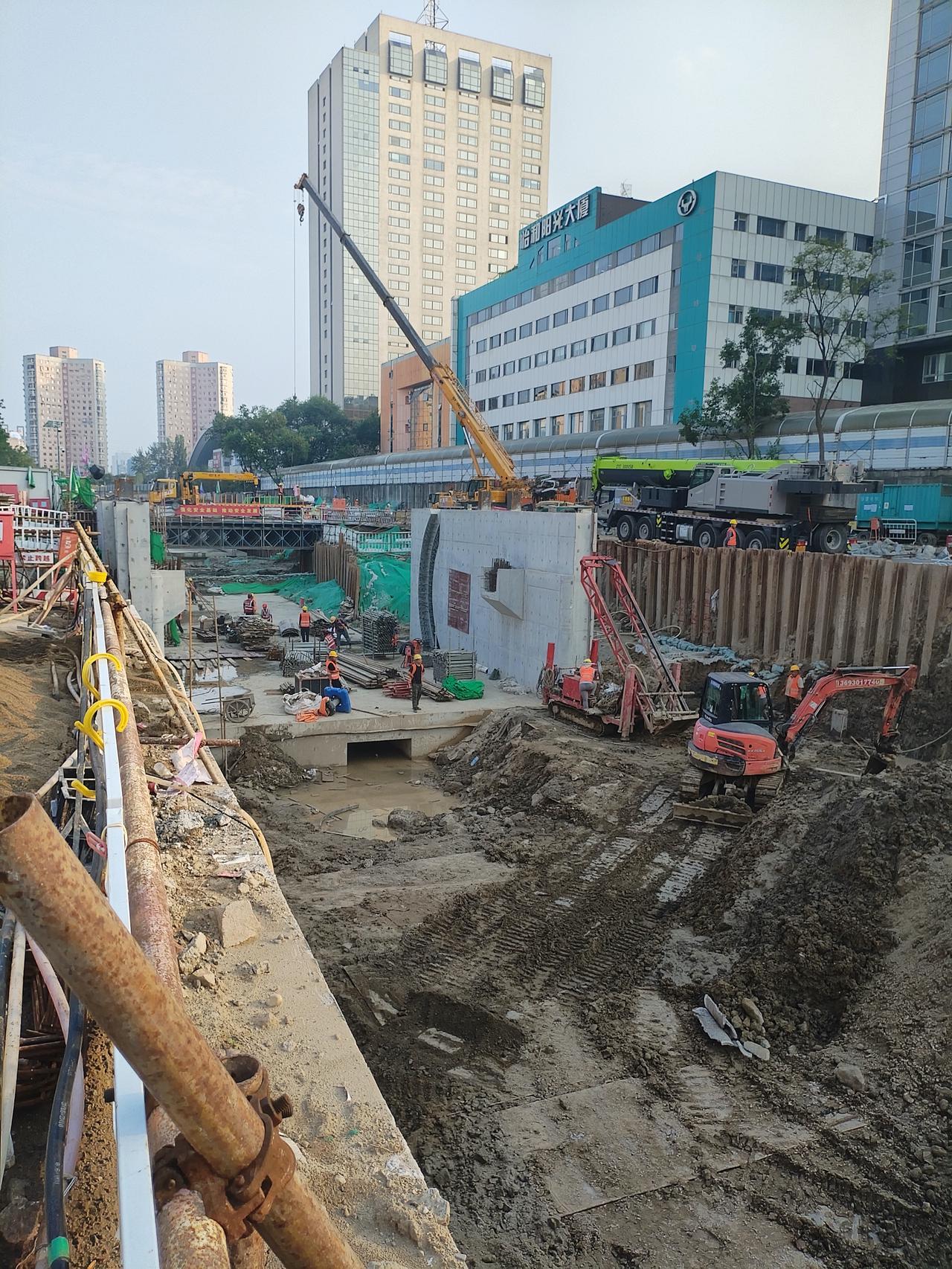 西坝河滨水空间改造工程就在家门口，这是西坝河南路的船闸工地，才短短时间就已经初见