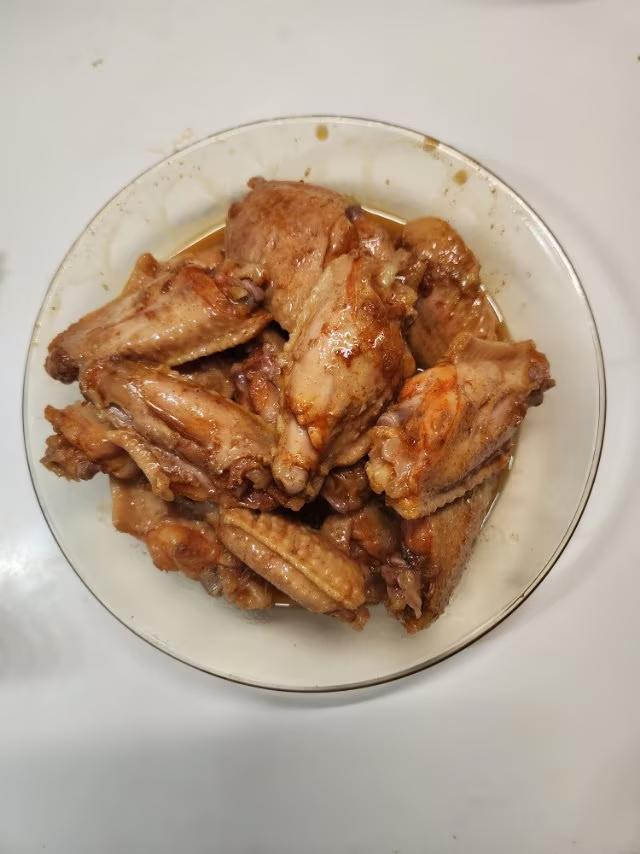 孩子们最爱的   “可乐鸡翅”真诱人
    孩子们最爱吃可乐鸡翅🐔，我也做一