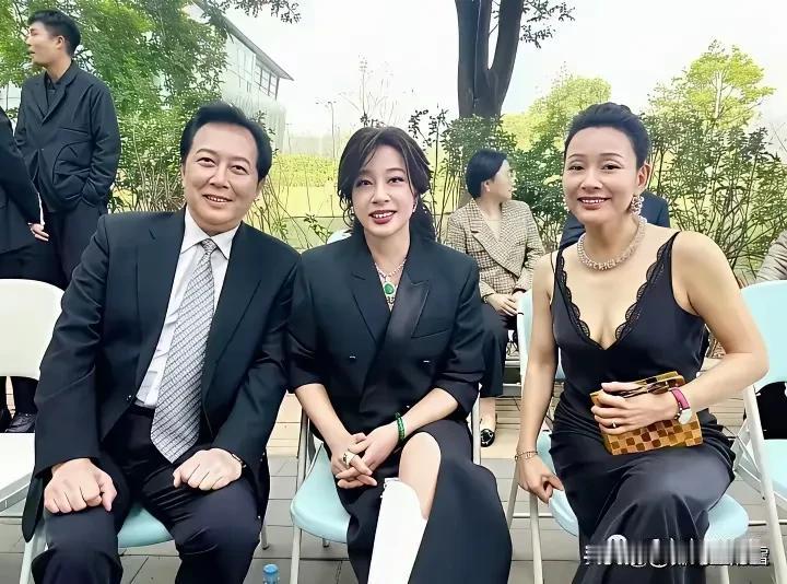 美籍华人就是不一样，连穿衣服都以清凉为主，陈冲只要出现在国内的媒体前，基本上都是